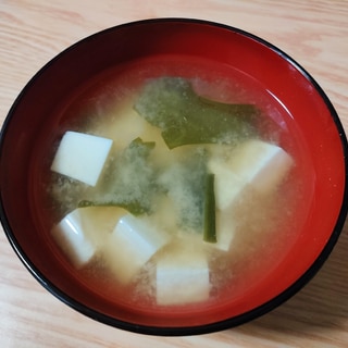 豆腐とわかめの塩麹入り味噌汁